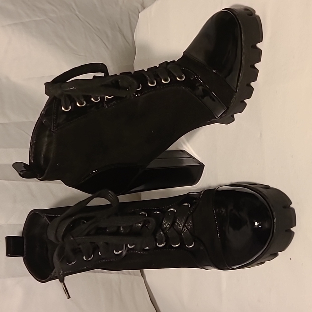 EGO black boots. Size 6. Like new, in excellent condition.